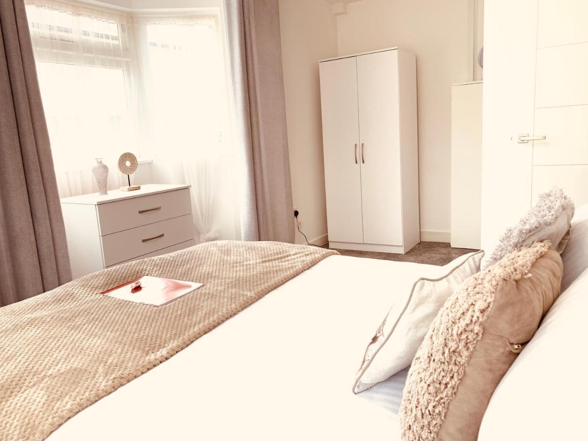 Elthorne Luxury Apartments - Аксбридж Экстерьер фото